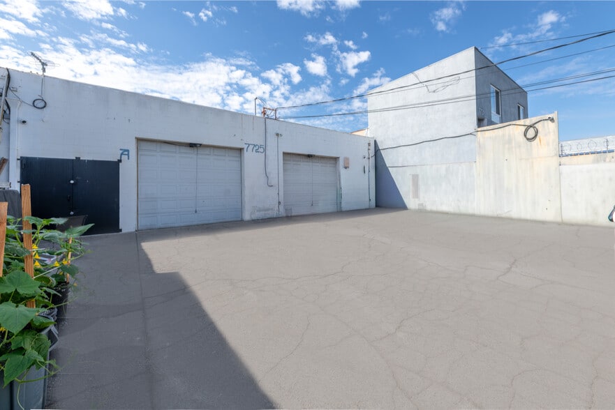 More Photos Of 7725 Deering Ave, Canoga Park Warehouse For Sale