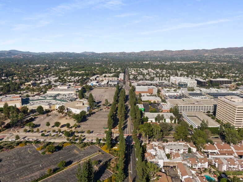 More Photos Of 21725 Erwin St, Woodland Hills Storefront Retail Office For Sale
