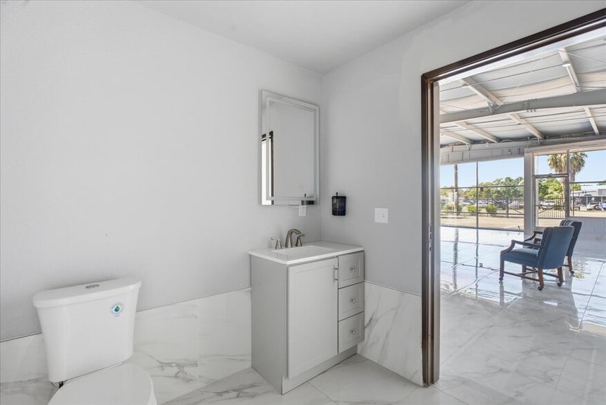 More Photos Of 4554 Auburn Blvd, Sacramento Auto Dealership For Sale