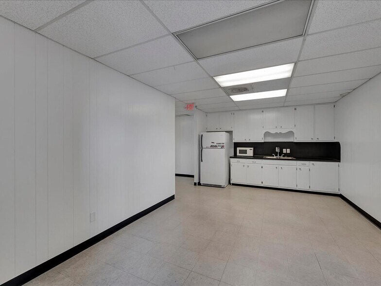 More Photos Of 3804 South St, Nacogdoches Warehouse For Sale