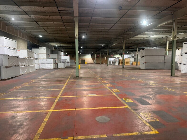 More Photos Of 800 Boul Industriel, St-Jean Warehouse For Lease