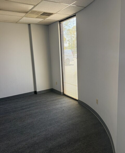 More Photos Of 4104 Holland Blvd, Chesapeake Light Distribution For Sale