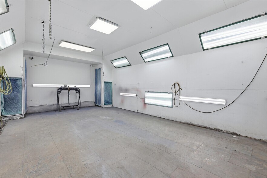 More Photos Of 7511 Leavenworth Rd, Kansas City Auto Repair For Sale