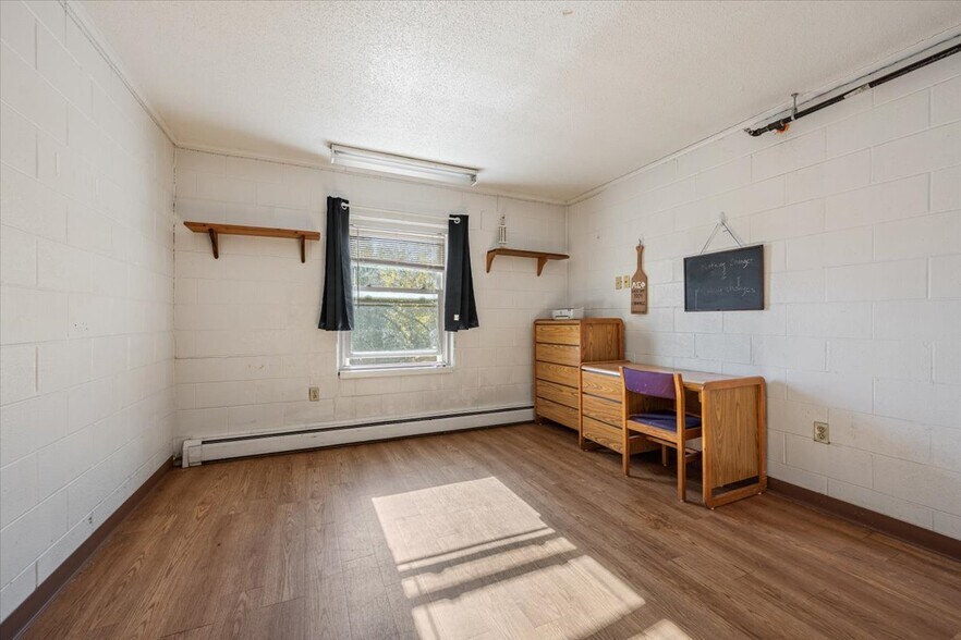 More Photos Of 928 W Hillcrest Dr, Dekalb Sorority Fraternity House For Sale