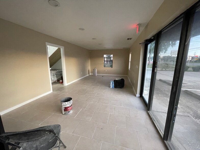 More Photos Of 12505 66th St N, Largo Warehouse For Lease