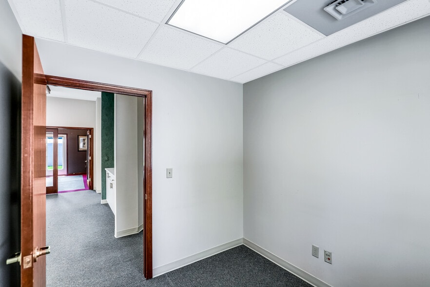 More Photos Of 9629 N Colfax Rd, Spokane Office For Sale