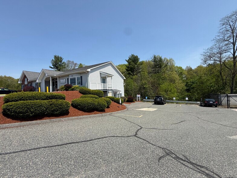 More Photos Of 694 Main St, Holden Office For Lease