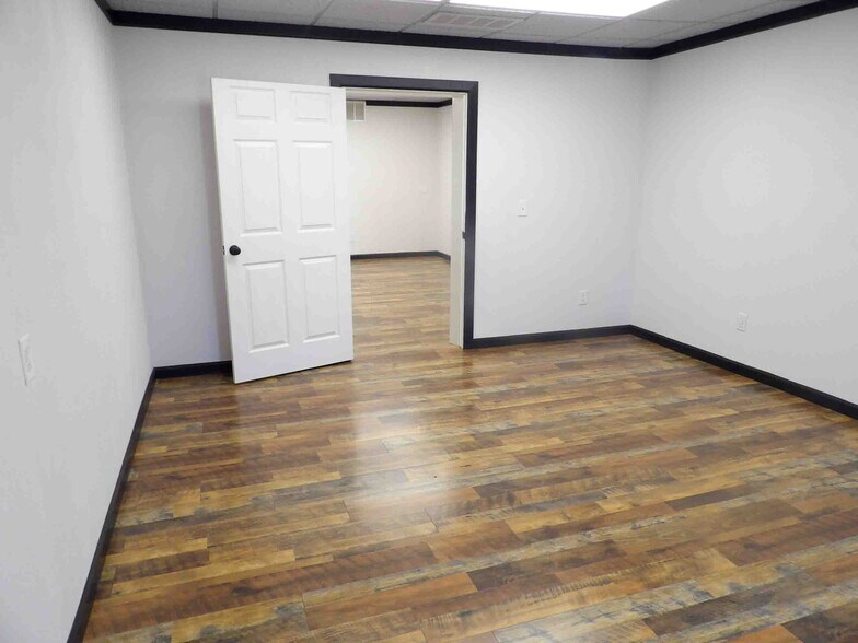 More Photos Of 400 E Jack Choate Ave, Hennessey Office For Sale