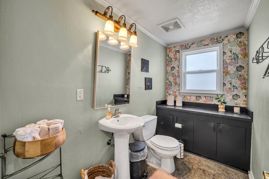 More Photos Of 808 W Abram St, Arlington Freestanding For Sale