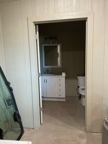 More Photos Of 7066 Raymond Stotzer Pky, College Station Distribution For Lease