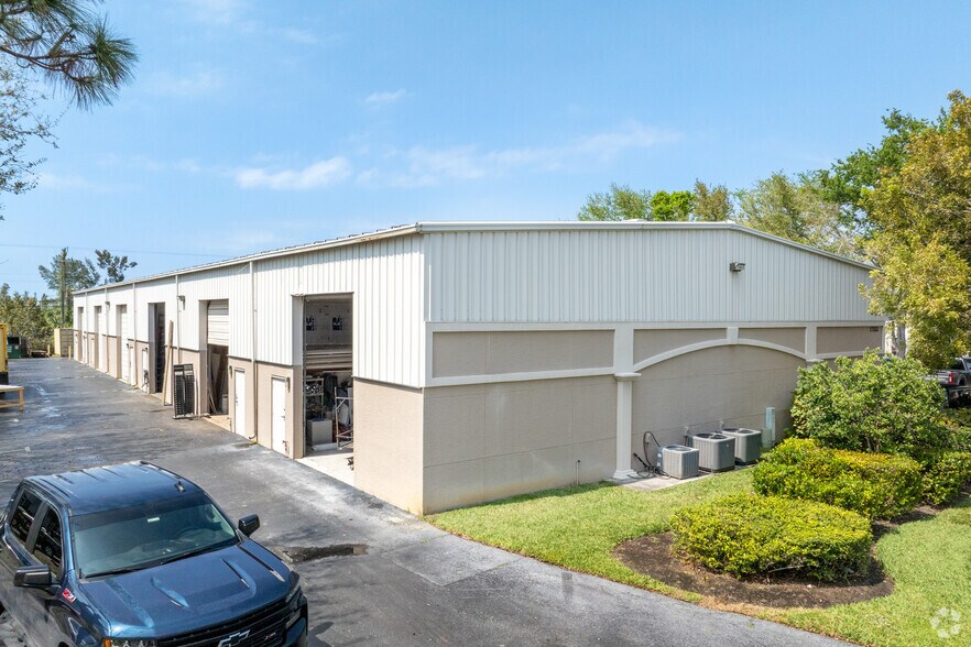 More Photos Of 17222 Alico Center Rd, Fort Myers Showroom For Lease