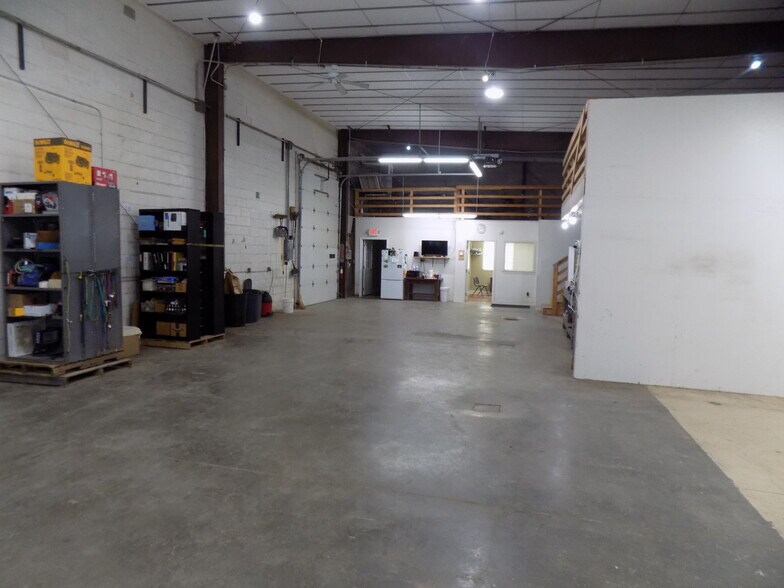 More Photos Of 1544 S Main St, Ottawa Distribution For Sale