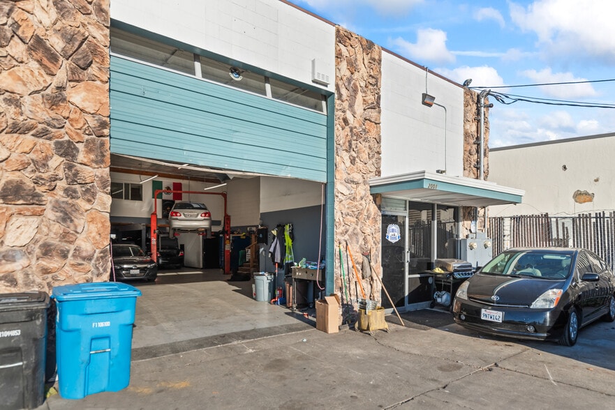 More Photos Of 2001-2005 Spring St, Redwood City Service For Sale