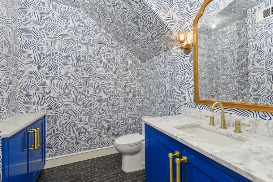 More Photos Of 4763 Algiers St, Dallas Loft Creative Space For Sale