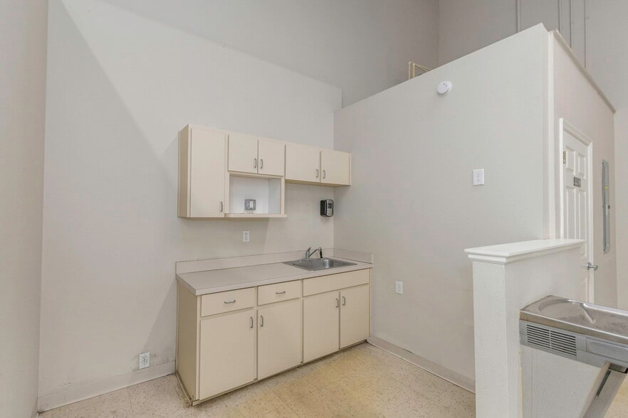 More Photos Of 16547 US Highway 19, Hudson Showroom For Lease