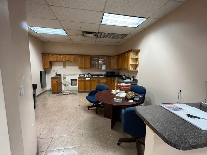More Photos Of 100 Hinsdale St, Brooklyn Warehouse For Lease