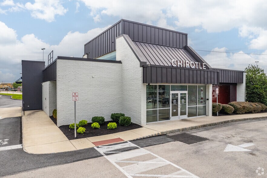 Primary Photo Of 550 W Germantown Pike, Plymouth Meeting Bank For Lease