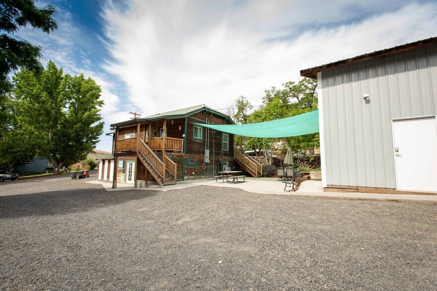 More Photos Of 206 Elrod Ave, Maupin Storefront Retail Residential For Lease