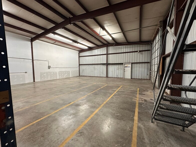 More Photos Of 9743 Cobb St, San Antonio Warehouse For Sale