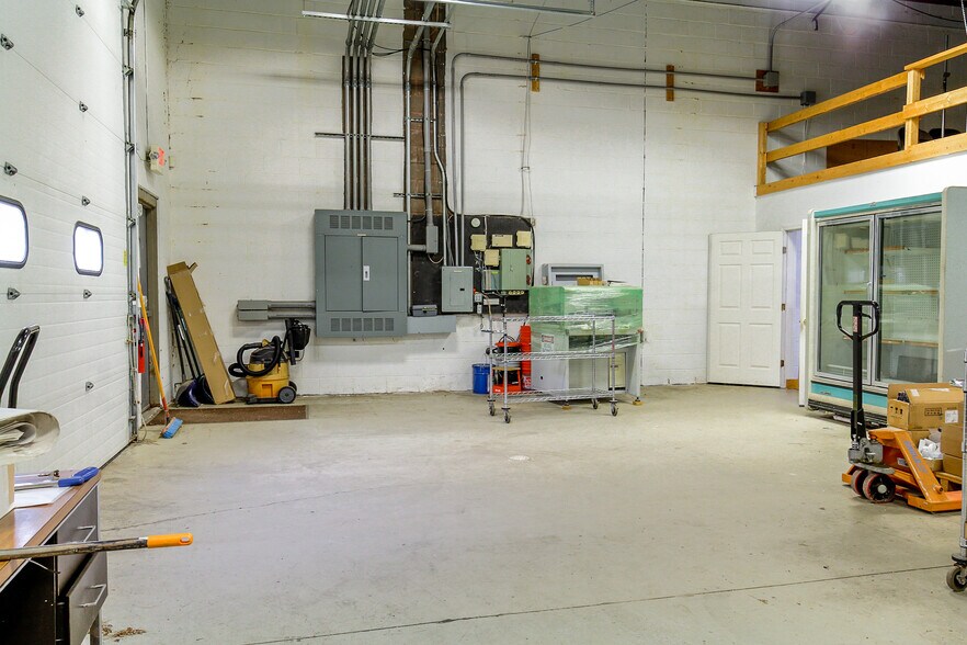 More Photos Of 26 Evergreen Dr, Portland Manufacturing For Sale