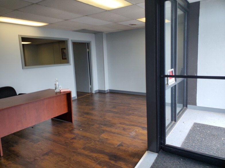 More Photos Of 2425 Hyde Park Blvd, Niagara Falls Freestanding For Lease