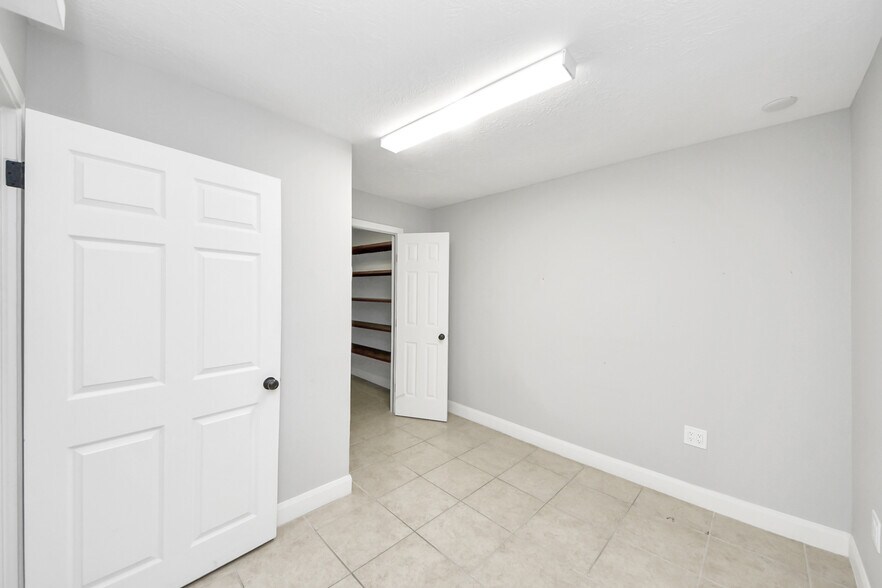 More Photos Of 2001 John St, Pasadena Office For Sale