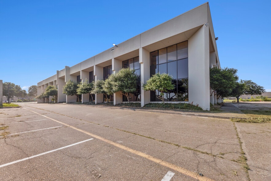 More Photos Of 4221 S Walton Walker Blvd, Dallas Office For Sale
