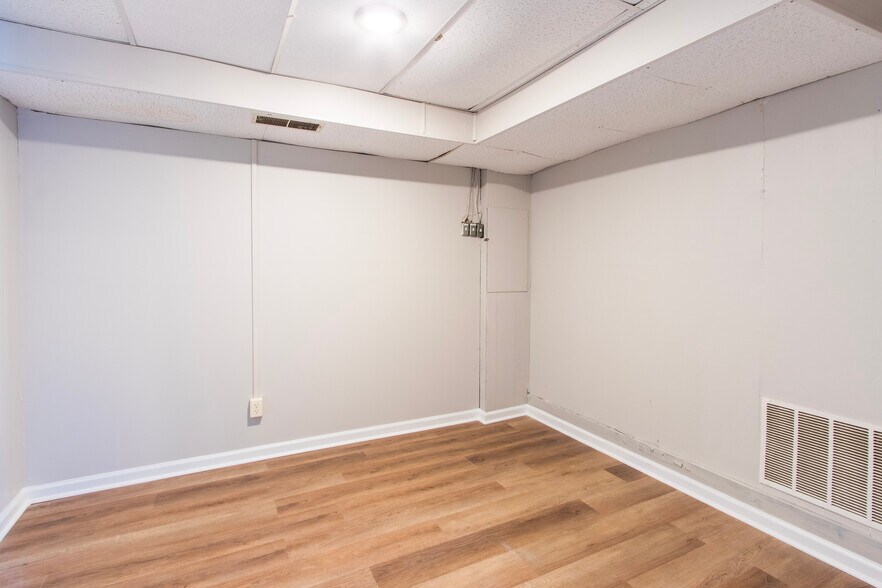 More Photos Of 1044 Baxter St, Athens Freestanding For Sale