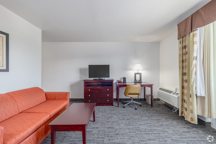 More Photos Of 101 128th St SE, Everett Hotel For Sale