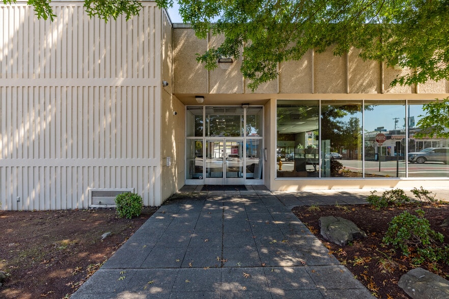More Photos Of 501 N Olympic Ave, Arlington Bank For Lease
