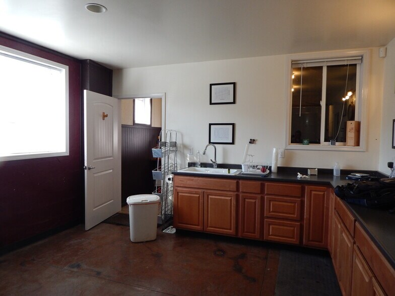 More Photos Of 707 Hess Ln, Roseburg Warehouse For Lease