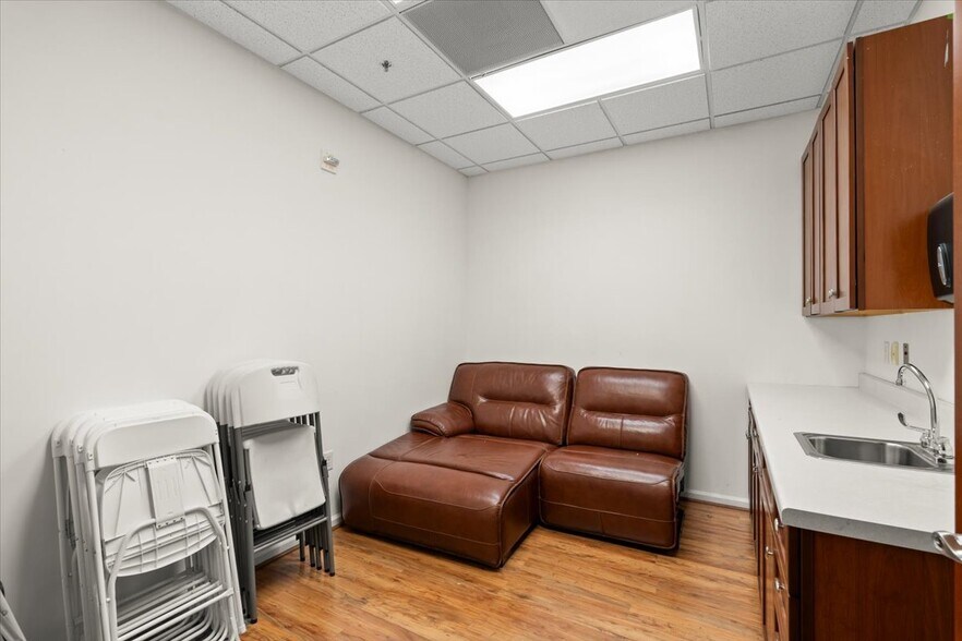 More Photos Of 10 Harris Ct, Monterey Medical For Sale