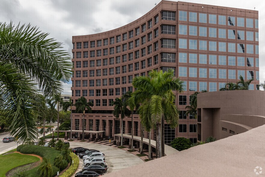 More Photos Of 5200 Waterford District Dr, Miami Office For Lease