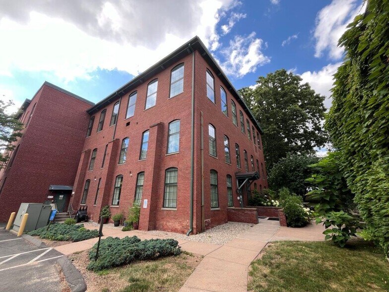 More Photos Of 158 Hartford Rd, Manchester Office Residential For Lease