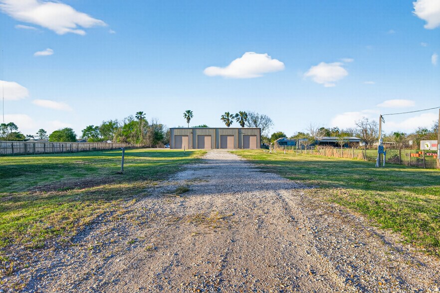 More Photos Of 5901 County Road 675B, Rosharon Warehouse For Lease