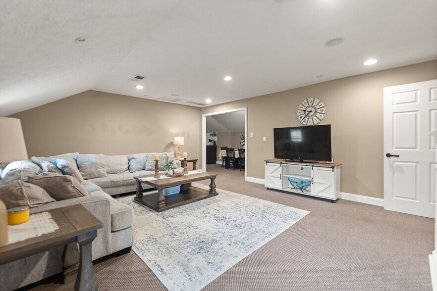 More Photos Of 4418 Main St, Clay City Flex For Sale