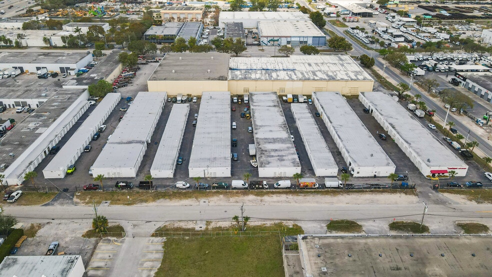 More Photos Of 7401 NW 68th St, Miami Self Storage For Lease