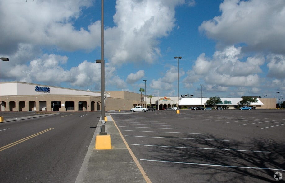 More Photos Of 1305 Airline Rd, Corpus Christi Department Store For Lease