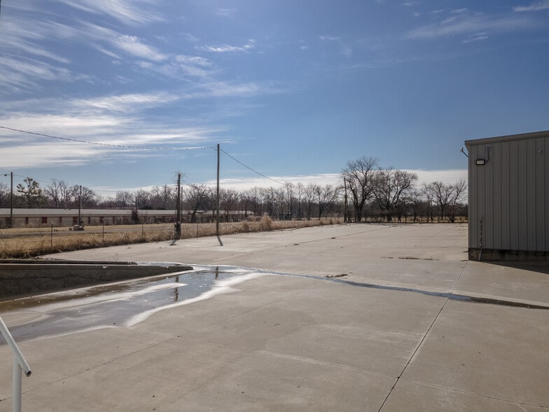 More Photos Of 8920 E Admiral Pl, Tulsa Freestanding For Lease