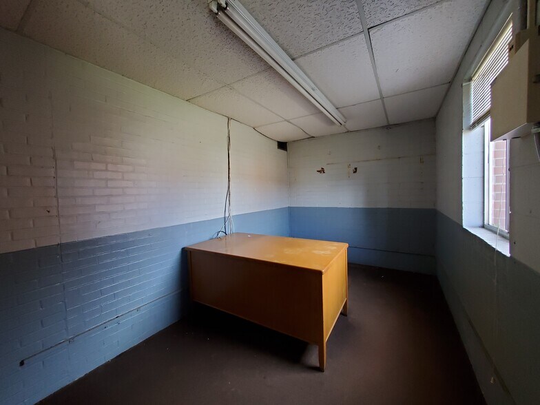 More Photos Of 94 E Adams St, Forsyth Warehouse For Lease