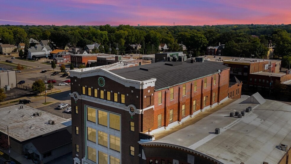 More Photos Of 209 E Washington St, Bloomington Office For Sale