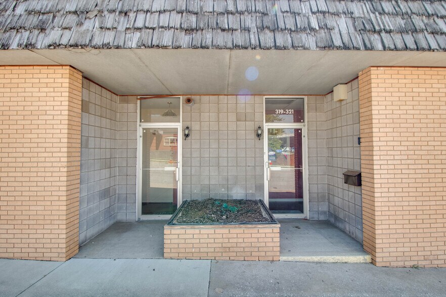 More Photos Of 319-321 Ridge St, Alton Showroom For Sale