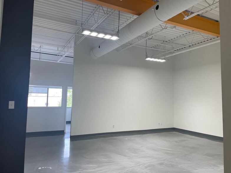 More Photos Of 2995-2999 Boul Le Corbusier, Laval Warehouse For Lease