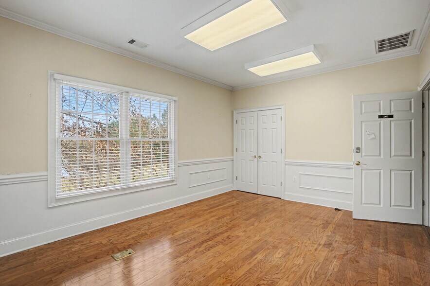 More Photos Of 125 Park of Commerce Dr, Savannah Office For Sale