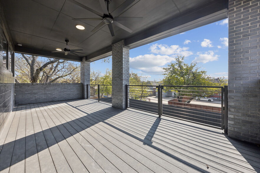 More Photos Of 446 Tyler St, Dallas Office For Sale