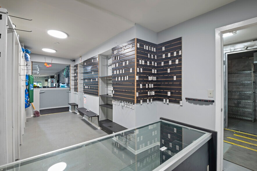 More Photos Of 2810 E Spencer Lake Rd, Shelton General Retail For Sale