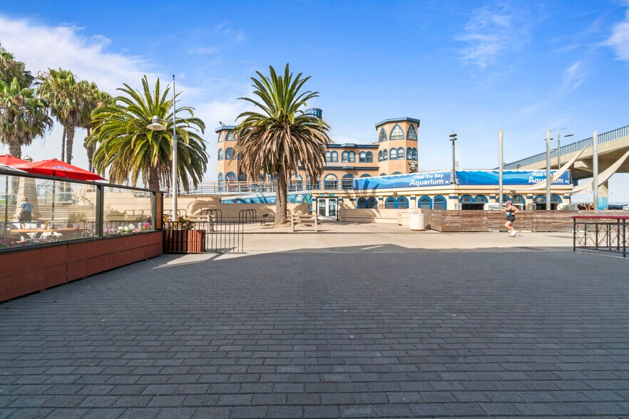 More Photos Of 1605 Ocean Front Walk, Santa Monica Storefront For Lease