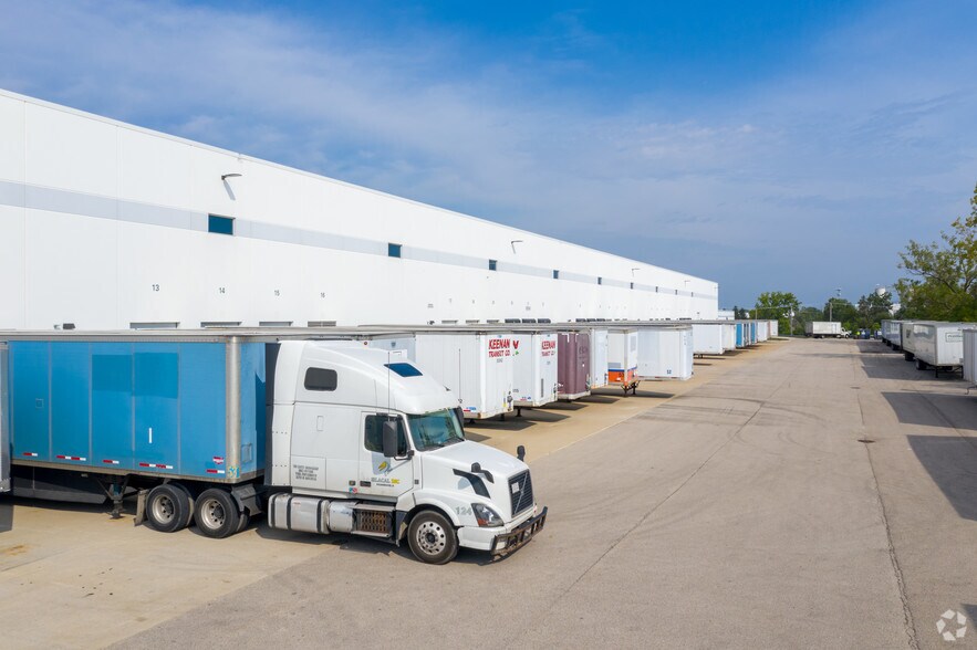 More Photos Of 191 E North Ave, Carol Stream Distribution For Lease