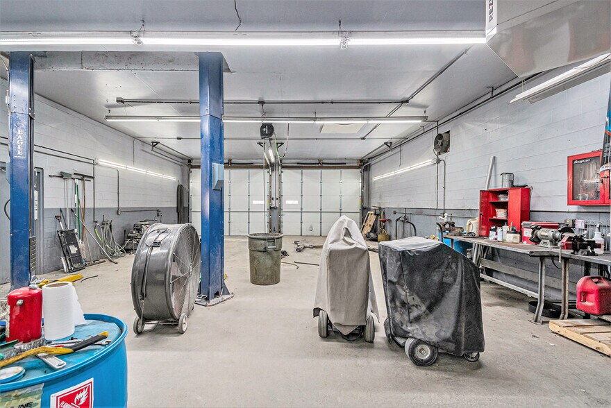 More Photos Of 1023 N 16th St, Council Bluffs Auto Repair For Sale