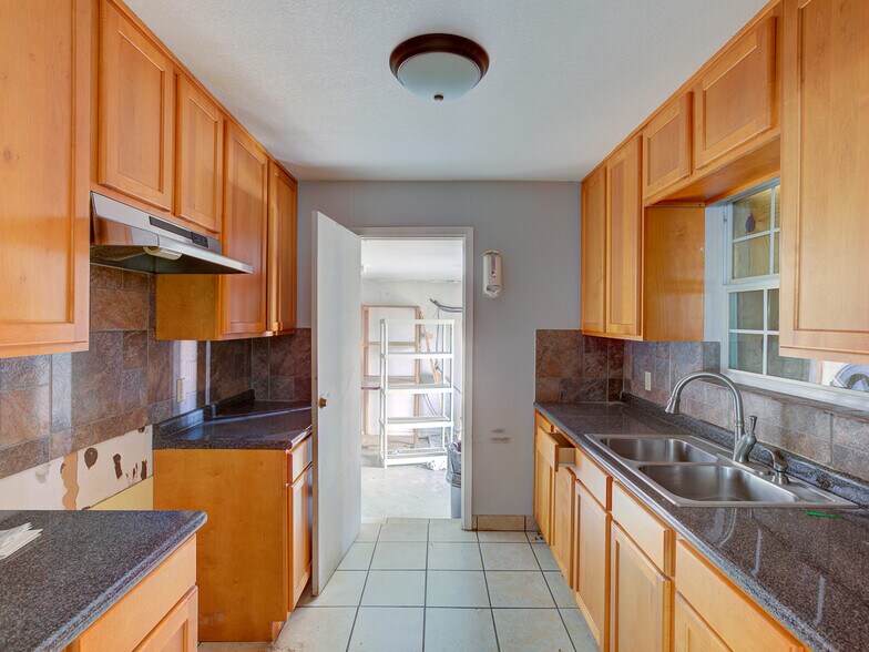 More Photos Of 2627 Manor Rd, Austin Hotel For Sale